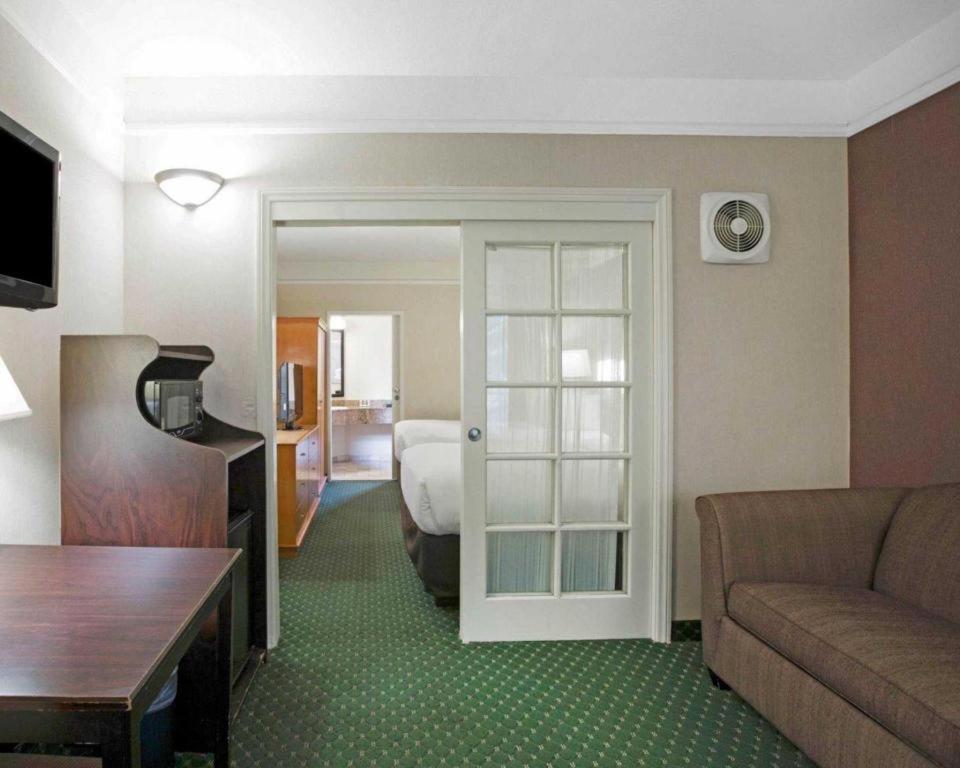 Ramada Suites By Wyndham San Diego Ngoại thất bức ảnh